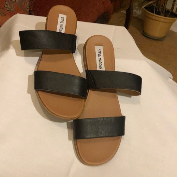 Madden Girl Flat Black Sandal, Size 7 Med - Picture 3 of 7